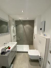 Badezimmer mit modernem Komfort